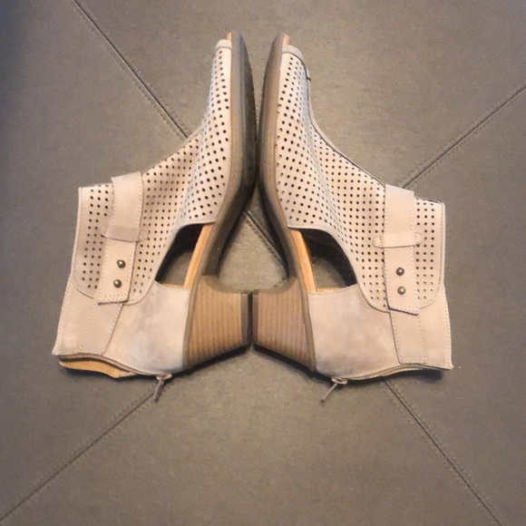 Fall in LOVE🍂 These shoes are sooo dang cute and ready to create your look 😍 - Picture 4 of 7